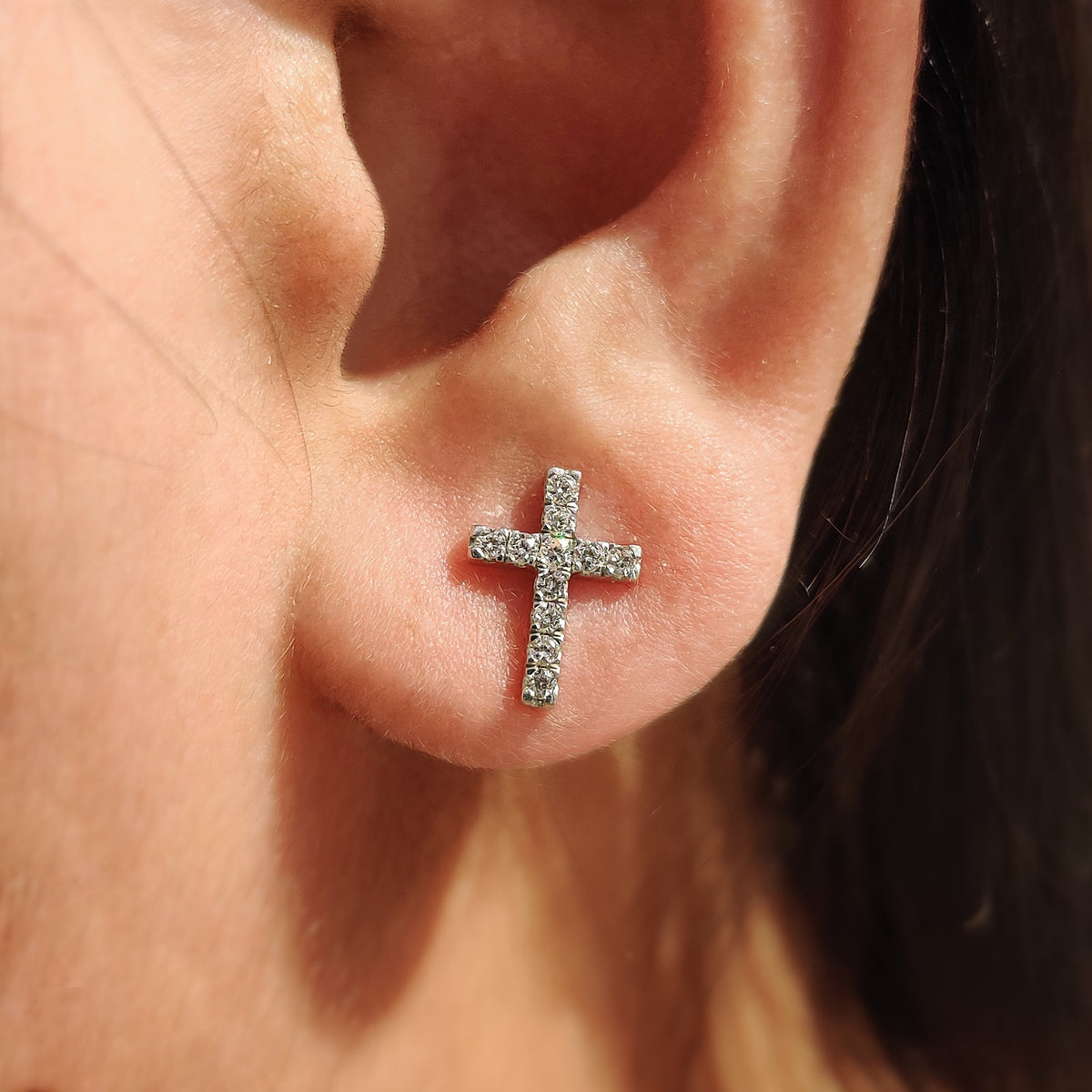 Simple earrings made with carat diamonds and round cut stones.