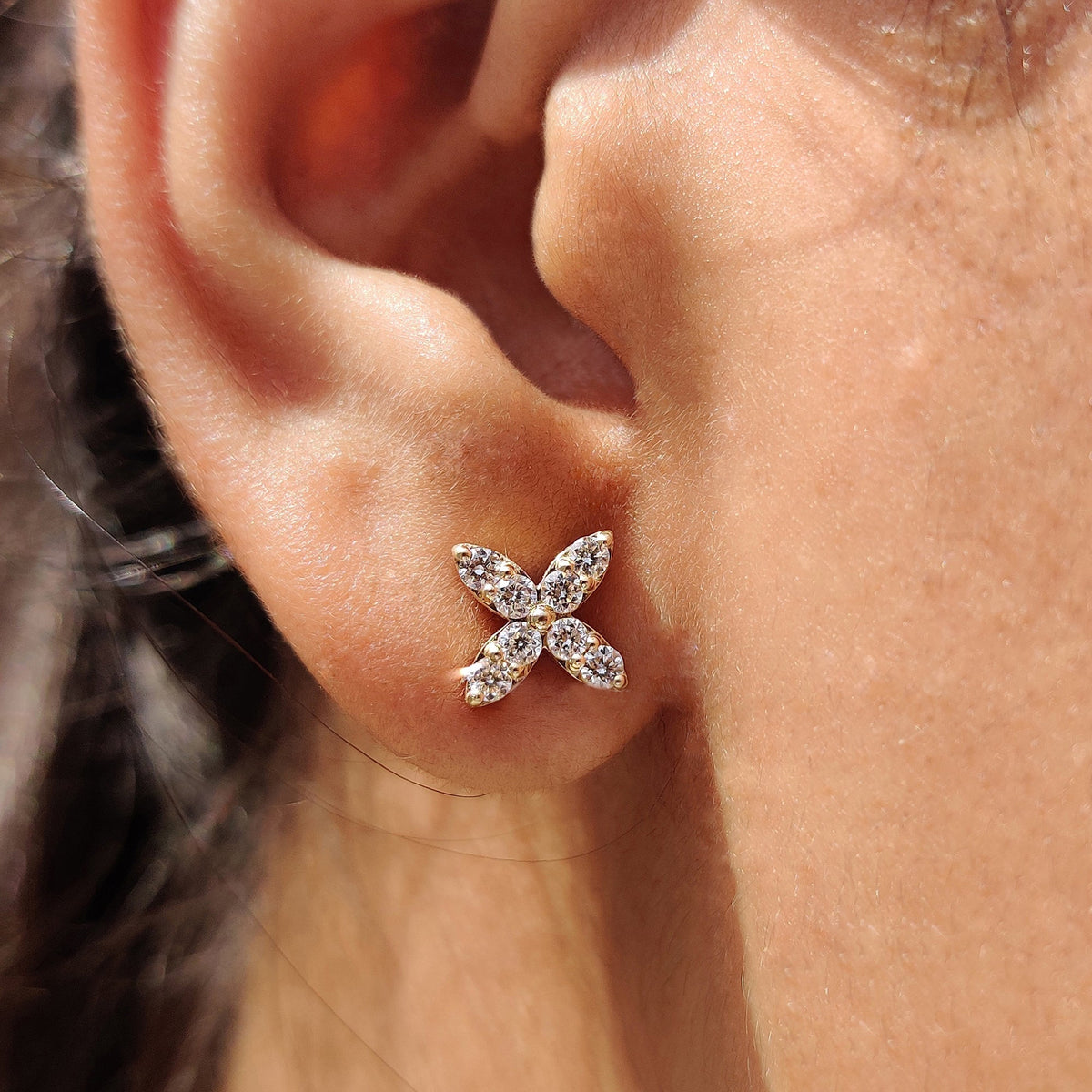 Yellow gold stud earrings featuring sparkling round diamonds.