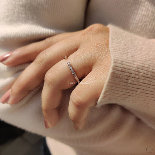 Round diamond wedding band with sparkling brilliance and timeless beauty.