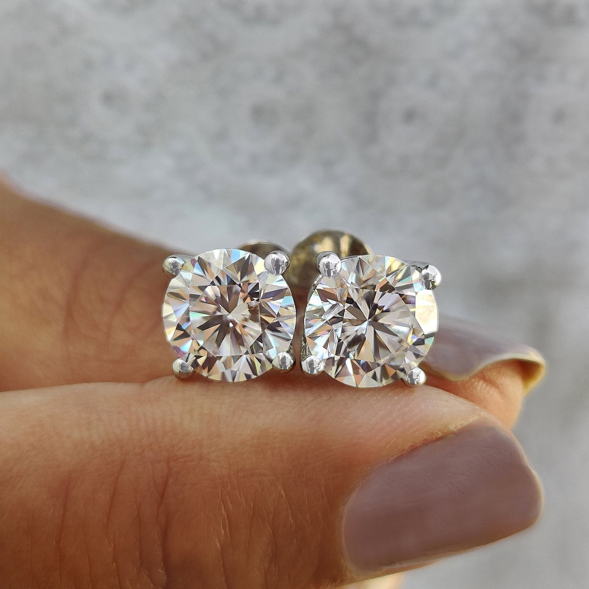 Elegant Round Diamond Stud Earrings for Gifting