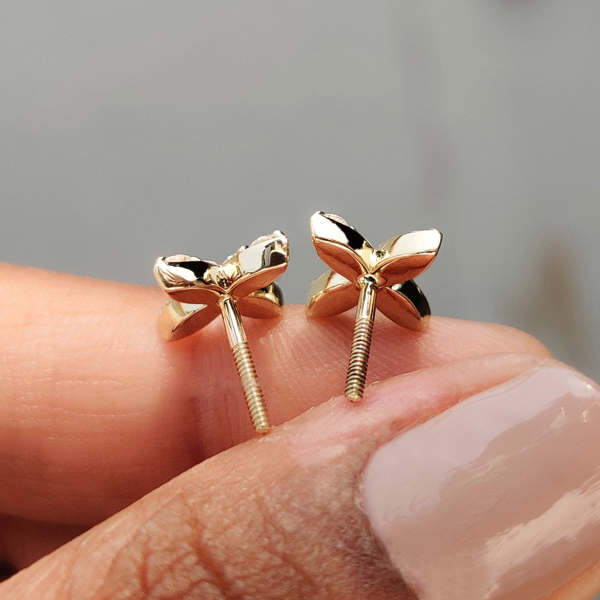 Classic handmade jewelry round cut diamond studs.
