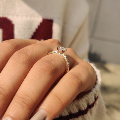 4 claw prong setting diamond engagement ring.