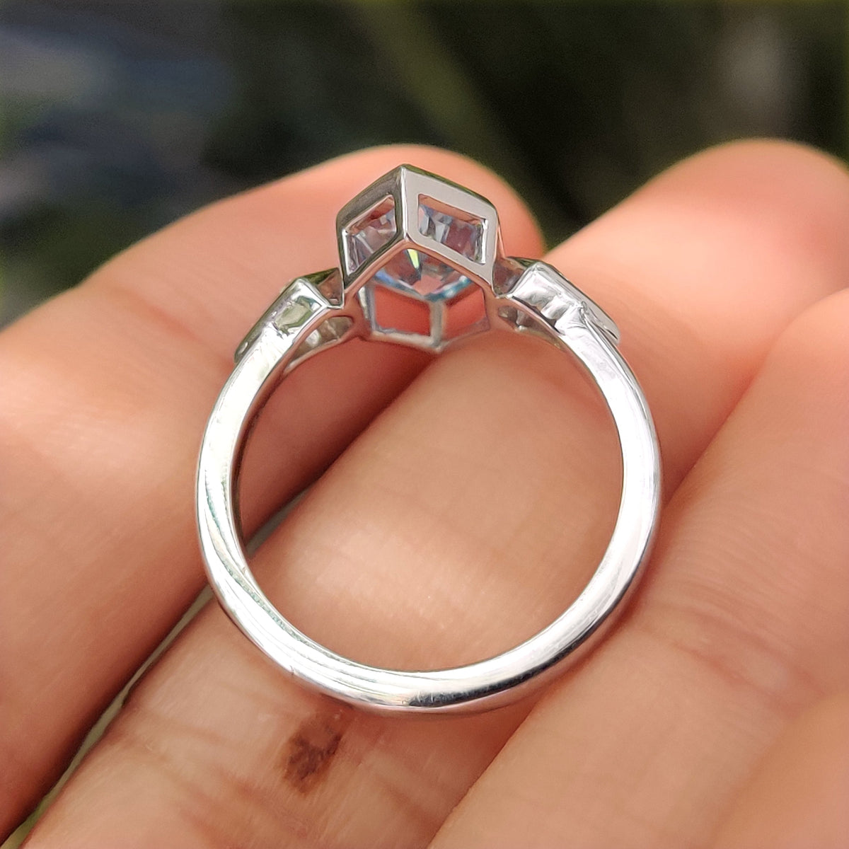 Bezel setting with kite side stones and blue dutch marquise center