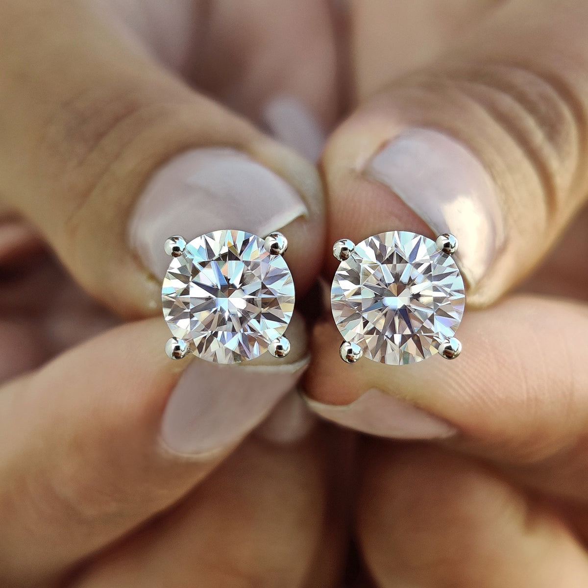 Elegant Round Diamond Stud Earrings for Gifting