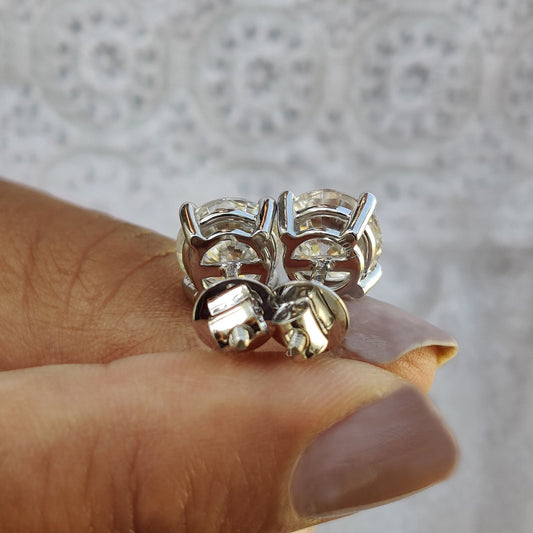 Elegant Round Diamond Stud Earrings for Gifting